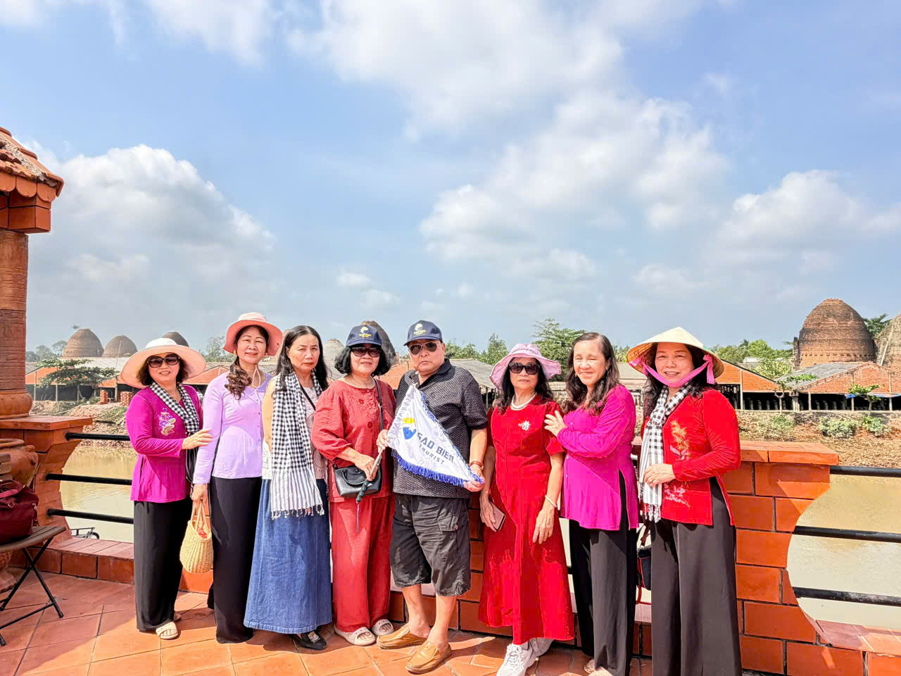z7452241516880_8f99d2b05048711a861ae1cdda86f009 tour lo gach mang thit