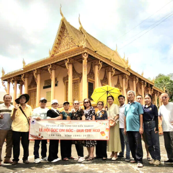Chương Trình Du Lịch Tham Quan Văn Hóa – Lễ Hội LỄ HỘI ĐUA GHE NGO – SÓC TRĂNG ĐÊM HỘI OK OM BOK – TRÀ VINH CHÙA CUNG ĐIỆN VÀNG- LÀNG VĂN HÓA KHMER                                                                                                         Thời gian: 02 ngày 01 đêm                                                                       Phương tiện: Xe ghế ngã cao cấp                                                                       Khởi hành: 24 – 25/11/2026 Tour Đêm Hội Ok Om Bok Trà Vinh - Đua Ghe Ngo Sóc Trăng 2026 NGÀY 01: TP.HCM – CHÙA PEAM BUÔL THMÂY – ĐUA GHE NGO – SÓC TRĂNG – TRÀ VINH – THẢ ĐÈN NƯỚC (Ăn Sáng, Trưa, Tối) 04h30: Xe và Hướng dẫn viên đón Quý khách theo 05 điểm đón của Sao Biển Tourist: 04h15:Ngã Tư Trung Chánh – Trung Tâm Văn Hóa Cổng Nguyễn Ảnh Thủ (Q.12 cũ) 04h30: Chợ Hạnh Thông Tây, Thông Tây Hội (Q.Gò Vấp cũ) 05h00: Nhà Văn Hóa Thanh Niên, Sài Gòn (Số 04 Phạm Ngọc Thạch, Q1) 05h15: Café Cháy – Số 606 đường Trần Hưng Đạo, P. Chợ Quán (P2, Q.5 - có chỗ gửi xe) 05h40: Cây xăng Comeco số 14 – đối diện Bệnh viện Triều An (có chỗ gửi xe) Sau khi đón đủ đoàn, xe khởi hành đi Sóc Trăng (cũ). Trên đường đi, HDV giao lưu và giới thiệu về vùng đất Nam Bộ, đời sống cộng đồng Khmer và những nét đặc sắc của mùa lễ hội. 07h30: Đoàn dừng chân dùng bữa sáng trên đường đi (hủ tiếu, cơm sườn, bánh canh, café, café sữa, nước ngọt,…). Sau bữa sáng, đoàn tiếp tục hành trình về Sóc Trăng. 09h30: Đoàn đến tham quan Chùa Peam Buôl Thmây – được biết đến với tên gọi Chùa Cung điện Vàng, một điểm đến mang đậm dấu ấn văn hóa và kiến trúc Khmer tại Sóc Trăng. Tour Đêm Hội Ok Om Bok Trà Vinh - Đua Ghe Ngo Sóc Trăng 2026 11h30: Đoàn dùng bữa trưa tại nhà hàng  Thực đơn tham khảo: Cá lóc hấp bầu | 2- Chả giò Hồ Sen | 3- Đậu cove xào tỏi | 4- Rau càng cua sốt cá mòi 5- Rau luộc thập cẩm chấm chao | 6- Gà kho sả ớt | 7- Lẩu chua cá diêu hồng 8- Cơm trắng – tráng miệng – trà đá 13h30: Đoàn di chuyển đến khu vực tổ chức Lễ Hội Đua Ghe Ngo (Sóc Trăng) và vào khán đài theo chương trình. Tour Lễ Hội Đua Ghe Ngo - Ok Om Bok - Sao Bien Tourist Quý khách trực tiếp theo dõi những màn tranh tài đầy kịch tính của các đội ghe Ngo trên đường đua. Tiếng trống thúc giục, tiếng reo hò cổ vũ cùng hình ảnh những chiếc ghe Ngo đồng loạt tăng tốc tạo nên bầu không khí lễ hội đặc biệt. Đua ghe Ngo không chỉ là một cuộc tranh tài thể thao mà còn là hoạt động văn hóa cộng đồng quan trọng của đồng bào Khmer Nam Bộ, thể hiện tinh thần đoàn kết và sự gắn kết cộng đồng. Dự kiến khoảng 60 đội (nam và nữ) tham gia Lễ Cúng Trăng truyền thống của đồng bào Khmer Nam Bộ Quý khách có thể tự do chụp ảnh, cổ vũ các đội đua và hòa mình vào không khí lễ hội. **Lưu ý: Thời gian và nội dung thi đấu thực tế có thể được điều chỉnh theo lịch của Ban Tổ chức và tình hình tại khu vực lễ hội. 15h00: Đoàn lên xe khởi hành đi Trà Vinh (cũ). 18h00: Đến Trà Vinh, Đoàn dùng bữa tối tại nhà hàng  Thực đơn tham khảo: Sườn kho tộ | 2- Cá chiên mắm xoài | 3- Bí nụ xào thịt | 4- Rau thập cẩm – kho quẹt 5- Canh chua tôm | 6- Trứng chiên cà chua | 7- Cơm niêu | 8- Trà đá – tráng miệng. 19h00: Đoàn làm thủ tục nhận phòng khách sạn. Quý khách nghỉ ngơi. Sau bữa tối, Qúy khách di chuyển đến khu di tích danh lam thắng cảnh cấp quốc gia Ao Bà Om tham dự chương trình Đêm Lễ Hội Ok Om Bok – Trà Vinh Tour Lễ Hội Đua Ghe Ngo - Ok Om Bok - Sao Bien Tourist 19h45: Quý khách hòa mình vào không khí sôi động và xem các tiết mục cực hấp dẫn của đêm Lễ Hội: Nghi thức lễ Cúng trăng. Diễu hành của các chùa quanh Ao Bà Om Thả hoa đăng, đèn nước tại Ao Bà Om **Lưu ý: Đây là lễ hội đậm nét bản sắc văn hoá của đồng bào Khmer => Lễ Hội không mang tính thương mại nên Quý Khách sẽ hoà mình chung với người dân trong không vui tự do của lễ hội. 21h00: Đoàn di chuyển về lại khách sạn nghỉ ngơi. Tự do khám phá Trà Vinh về đêm. Nghỉ đêm tại Trà Vinh. NGÀY 02: SÓC TRĂNG – THAM QUAN LÀNG VĂN HÓA KHMER – TRẢI NGHIỆM XE TUKTUK – CHÙA LÒ GẠCH – TP.HCM (Ăn Sáng, Trưa) 07h00: Quý khách dùng bữa sáng .Sau bữa sáng, Qúy khách chuẩn bị hành lý và làm thủ tục trả phòng. 08h30: Đoàn tiến hành trả phòng khách sạn. Sau đó tiếp tục hành trình Tham quan Làng Văn Hóa Khmer. Qúy khách mua sắm đặc sản Trà Vinh bánh Tét Trà Cuôn – Dừa sáp. Tour Lễ Hội Đua Ghe Ngo - Ok Om Bok - Sao Bien Tourist 09h30: Xe Tuk Tuk đón khách khởi hành quanh Phum Sroc Bà con người Khmer Nam bộ tại Trà Vinh, tham quan: Con đường bức hoạ – ngắm những bức hoạ, được vẽ dọc theo tuyến đường làng, những bức họa mô tả đậm nét bản sắc văn hóa, đời sống thường nhật của người khmer nam bộ. Ghé tham quan gia đình Chú Sang ( còn được bà con gọi là Tà Sang), xem gia đình làm cốm dẹp (còn được gọi Om Bok). Thường thức món cốm dẹp được chế biến và xem biểu diễn múa dân gian Khmer rất thú vị. Tản bộ trong đường làng đến nhà nghệ nhân Khmer Thạch An. Xem những tác phẩm điêu khắc và những bức tạc tượng, mũ mão gắn liền với văn hoá khmer. Tham quan Chùa Lò Gạch và Quý khách tham gia làm lễ chúc phúc của nhà sư (chùa phật giáo Nam Tông). Đến nhà chị Throne xem gia đình chuyên đan thún, rổ. Tham quan nhà vườn truyền thống của đồng bào Khmer – thưởng thức mứt và nước dừa tươi.  12h00: Qúy khách dùng bữa trưa với đặc sản Bún nước lèo và bánh giá Trà Vinh. 13h30: Đoàn tập trung lên xe, Qúy khách khởi hành về lại TP.HCM Dự kiến 17h00 – 18h00: Đoàn về đến các điểm đón ban đầu. HDV chia tay và chào tạm biệt Quý khách. Kết thúc hành trình tham quan Lễ Hội Ok Om Bok – Đua Ghe Ngo 02 ngày 01 đêm. (Lưu ý: Lịch trình có thể được điều chỉnh về thời gian và thứ tự tham quan tùy tình hình giao thông, thời tiết. Tuy nhiên, chương trình vẫn đảm bảo đầy đủ các điểm tham quan và trải nghiệm chính theo kế hoạch) GIÁ TOUR KHÁCH LẺ (VNĐ/KHÁCH KHÁCH SẠN 2* NGƯỜI LỚN (Từ 9 Tuổi trở lên) TRẺ EM (Từ 5-9 Tuổi) EM BÉ (Dưới 5 Tuổi) Ngủ chung giường với Người Lớn Phòng Đơn - 1 khách       2.850.000   75% Miễn Phí Ghế ngồi dành cho Bé dưới 5 tuổi (bắt buộc do luật giao thông không cho phép chở dư hành khách): 700.000đ/ghế Phòng 2 – 3 khách 2.650.000 Phòng 4 khách 2.550.000   *** Lưu ý: đây là chương trình ghép đoàn, tour sẽ khởi hành khi đủ 12 khách/xe, trường hợp không đủ khách khởi hành, công ty sẽ thông báo đến quý khách trước 03 ngày để chọn phương án phù hợp nhất. Kính mong quý Khách thông cảm! GIÁ BAO GỒM Vận chuyển: Xe du lịch ghế ngã đời mới 16–29–45 chỗ (Theo số lượng khách) Lưu trú: Khách sạn 2* (02-03-04 khách/phòng) Ăn uống: Ăn uống theo ẩm thực địa phương: Ăn sáng: 02 bữa (01 Tô – Ly) Ăn chính: 02 bữa trưa + 01 bữa tối Vé tham quan: Vé tham quan tất cả các điểm theo chương trình Hướng dẫn viên: Vui vẻ, nhiệt tình, nhiều kinh nghiệm Quà tặng: Nón du lịch, 1 chai nước suối và 1 khăn lạnh/khách/ngày Bảo hiểm: Bảo hiểm du lịch với mức bồi thường cao nhất 30.000.000đ/người/vụ GIÁ KHÔNG BAO GỒM Ăn uống: ·  Nước uống: Bia/ rượu/ nước ngọt,.. trong các bữa ăn, tại các điểm tham quan ·  Ăn uống đặc sản, hải sản,… ngoài chương trình Điểm tham quan: Các điểm tham quan ngoài chương trình Chi phí cá nhân Giặt ủi, điện thoại, minibar,… Chi phí khác Tiền tip cho tài xế và HDV và Thuế VAT GIÁ TOUR CHO TRẺ EM: Từ 10 tuổi trở lên: Tiêu chuẩn như người lớn. TRẺ EM (Từ 05 đến 09 tuổi) ·      Tiêu chuẩn: 01 ghế ngồi trên xe, suất ăn, vé tham quan. ·      KHÔNG có suất ngủ, bé ngủ chung với gia đình ·      02 người lớn chỉ được kèm 1 trẻ em , trẻ em thứ 2 trong độ tuổi trên bắt buộc mua 1 vé người lớn. EM BÉ (Dưới 05 tuổi) o  Ngồi chung, ăn chung với cha mẹ , gia đình tự lo cho bé. o  02 người lớn chỉ được kèm 01 trẻ em từ 05 tuổi trở xuống, trẻ em thứ 02 trở lên phải mua vé trẻ em. o  Nếu phát sinh chi phí bố mẹ tự thanh toán trực tiếp. o  Phụ thu: 700.000đ ghế ngồi riêng trên xe QUY ĐỊNH HỦY VÀ HOÀN VÉ      -      Quý Khách đăng ký vui lòng đặt cọc 50% tổng giá tour, còn lại thanh toán trước 03 ngày khởi hành. -      Trước 07 ngày khởi hành quý Khách hủy vé sẽ bị charge 30% giá tour -      Trước 05 ngày khởi hành quý Khách hủy vé sẽ bị charge 50% giá tour -      Trước 03 ngày khởi hành quý Khách hủy vé sẽ bị charge 70% giá tour -      Trước 02 ngày khởi hành quý Khách hủy vé sẽ bị charge 100% giá tour MỘT SỐ LƯU Ý:                                                                                                             ·        Thứ tự các điểm tham quan theo chương trình HDV có thể thay đổi tùy theo thời tiết và các vấn đề khách quan khác mà vẫn đảm bảo đầy đủ các điểm tham quan. ·        Do chương trình tour khách lẻ ghép đoàn nên khi không đủ số lượng khách để khởi hành thì công ty sẽ hỗ trợ khách dời sang ngày khởi hành gần nhất hoặc hoàn lại phí tour như đã đặt cọc. ·        Trường hợp Quý Khách không có mặt tại điểm đón khách (ngày khởi hành) sau 30 phút so với giờ đã hẹn của Hướng Dẫn Viên, được áp dụng là No-Show: phạt 100% giá vé. ·        Thời gian trong chương trình tour là thời gian dự kiến, thực tế tour sẽ có chênh lệch (không nhiều) so với thời gian dự kiến. HDV sẽ báo trực tiếp cho Khách hàng trong thời gian thực hiện tour. ·        Trong những trường hợp bất khả kháng như: khủng bố, bạo động, thiên tai, lũ lụt. dịch bệnh… Tuỳ theo tình hình thực tế và sự thuận tiện, an toàn của khách hàng, công ty sẽ chủ động thông báo cho khách hàng sự thay đổi như sau: huỷ hoặc thay thế bằng một chương trình mới với chi phí tương đương chương trình tham quan trước đó. Trong trường hợp chương trình mới có phát sinh thì Khách hàng sẽ thanh toán khoản phát sinh này. Tuy nhiên, mỗi bên có trách nhiệm cố gắng tối đa, giúp đỡ bên bị thiệt hại nhằm giảm thiểu các tổn thất gây ra vì lý do bất khả kháng.… ·        Đối với sự thay đổi lịch trình, giờ bay do lỗi của hãng tàu thuỷ, công ty sẽ không chịu trách nhiệm bất kỳ phát sinh nào do lỗi trên như: phát sinh bữa ăn, nhà hàng, khách sạn, phương tiện di chuyển, hướng dẫn viên, …   VÌ SỰ TIN TƯỞNG CỦA QUÝ ĐOÀN Tour Lễ Hội Đua Ghe Ngo - Ok Om Bok - Sao Bien Tourist